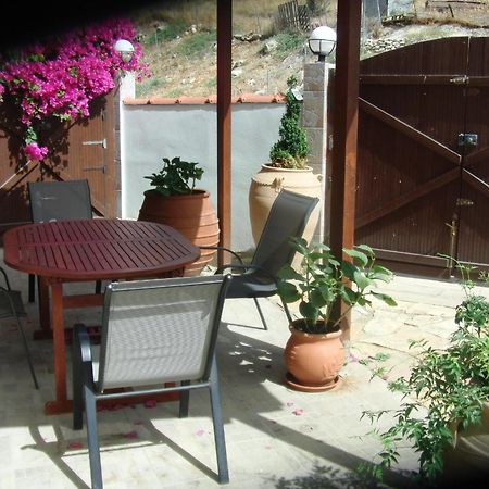 Artemis Appartments Pitsidia Bagian luar foto