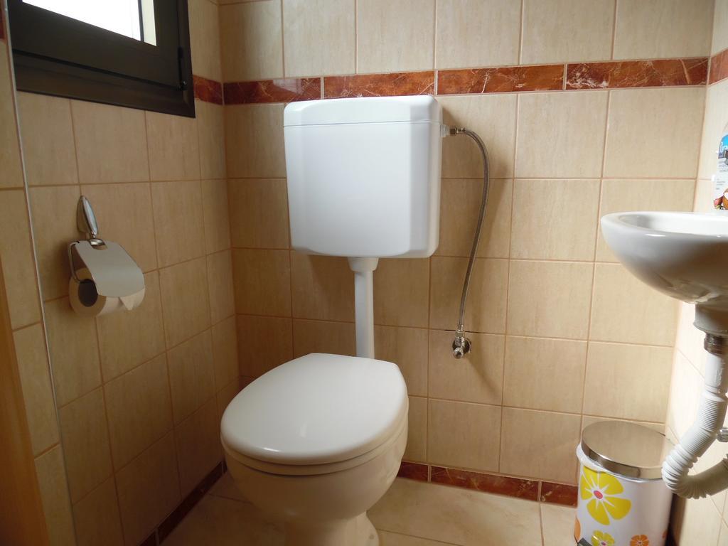 Artemis Appartments Pitsidia Bagian luar foto