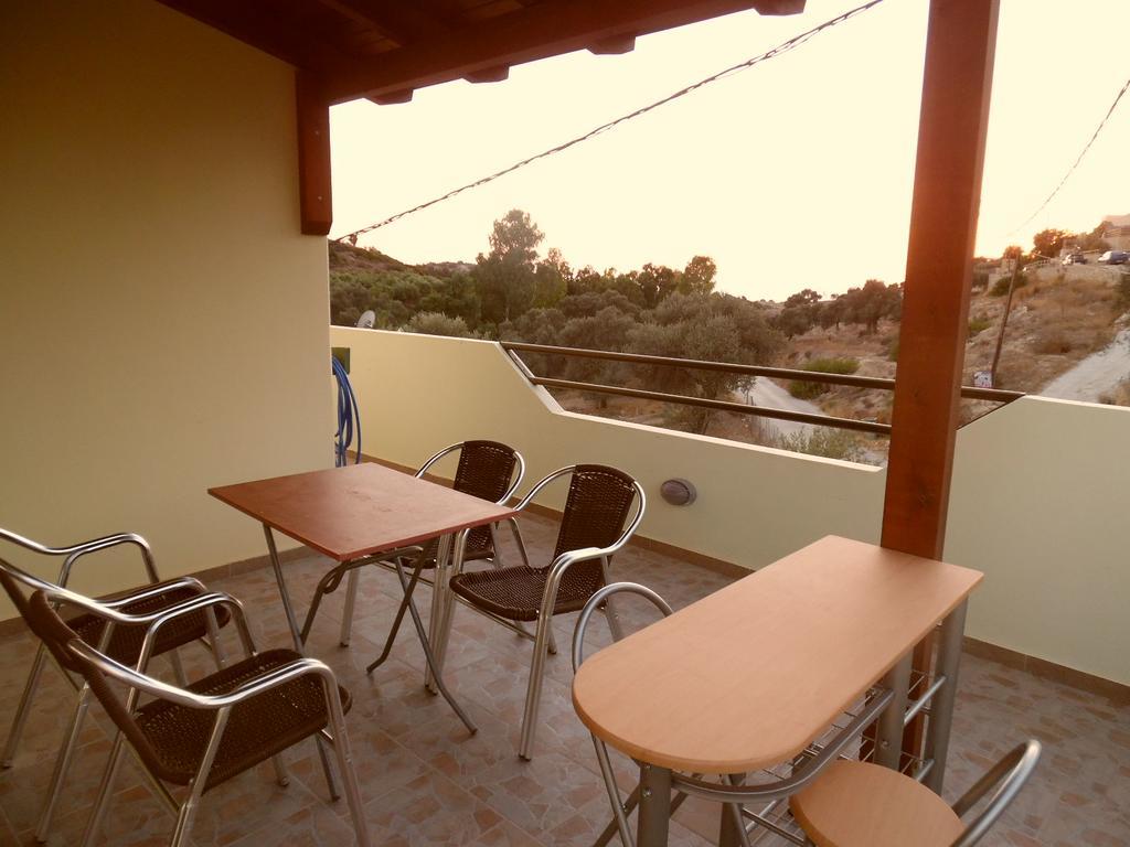 Artemis Appartments Pitsidia Bagian luar foto