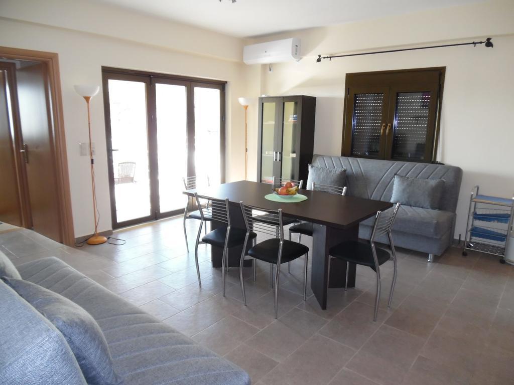 Artemis Appartments Pitsidia Bagian luar foto