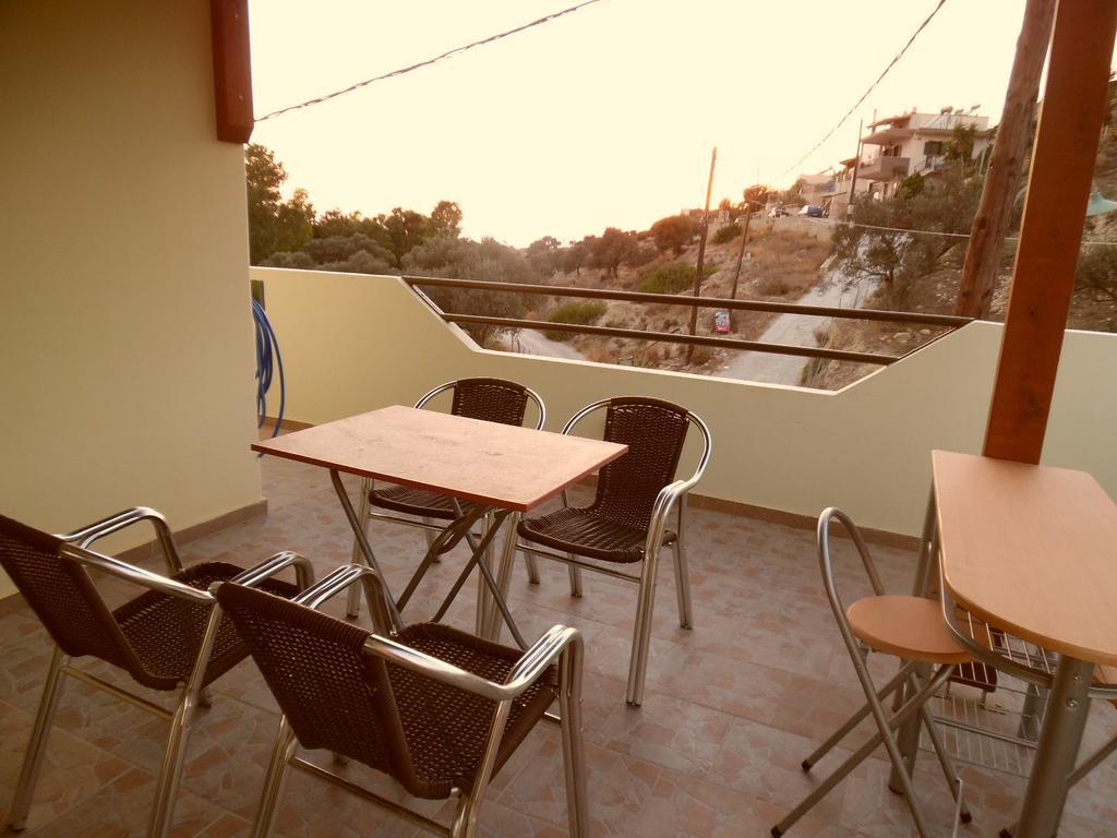 Artemis Appartments Pitsidia Bagian luar foto