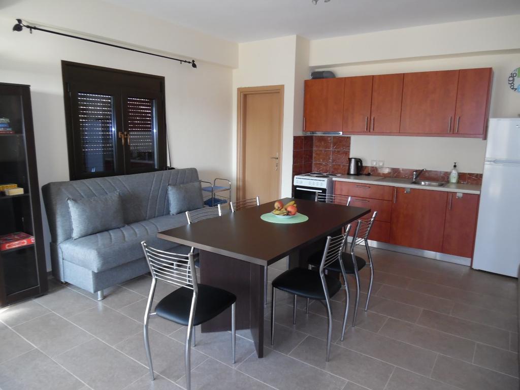 Artemis Appartments Pitsidia Bagian luar foto