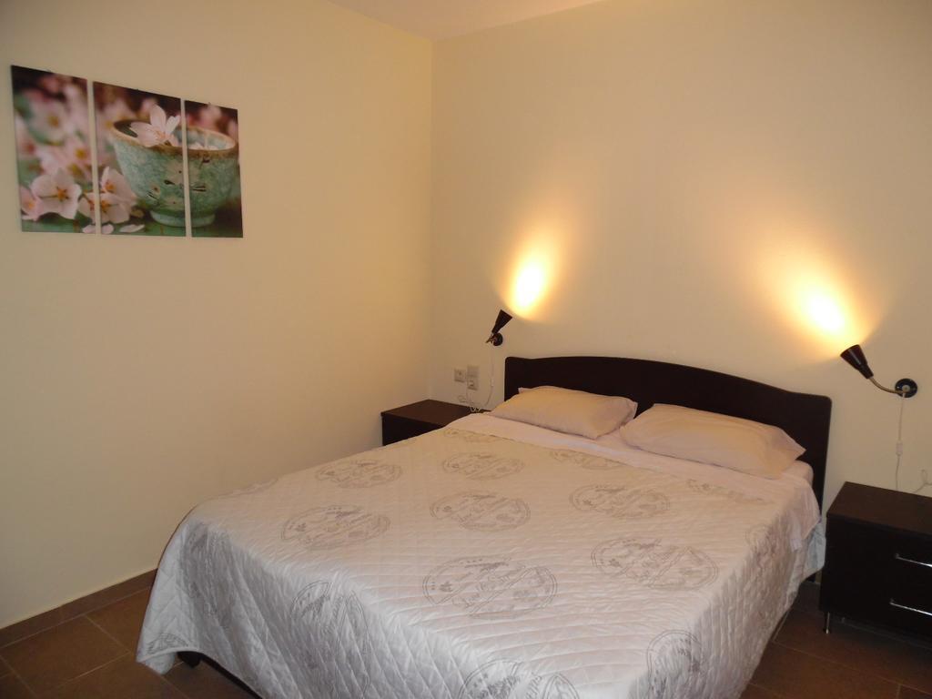 Artemis Appartments Pitsidia Bagian luar foto