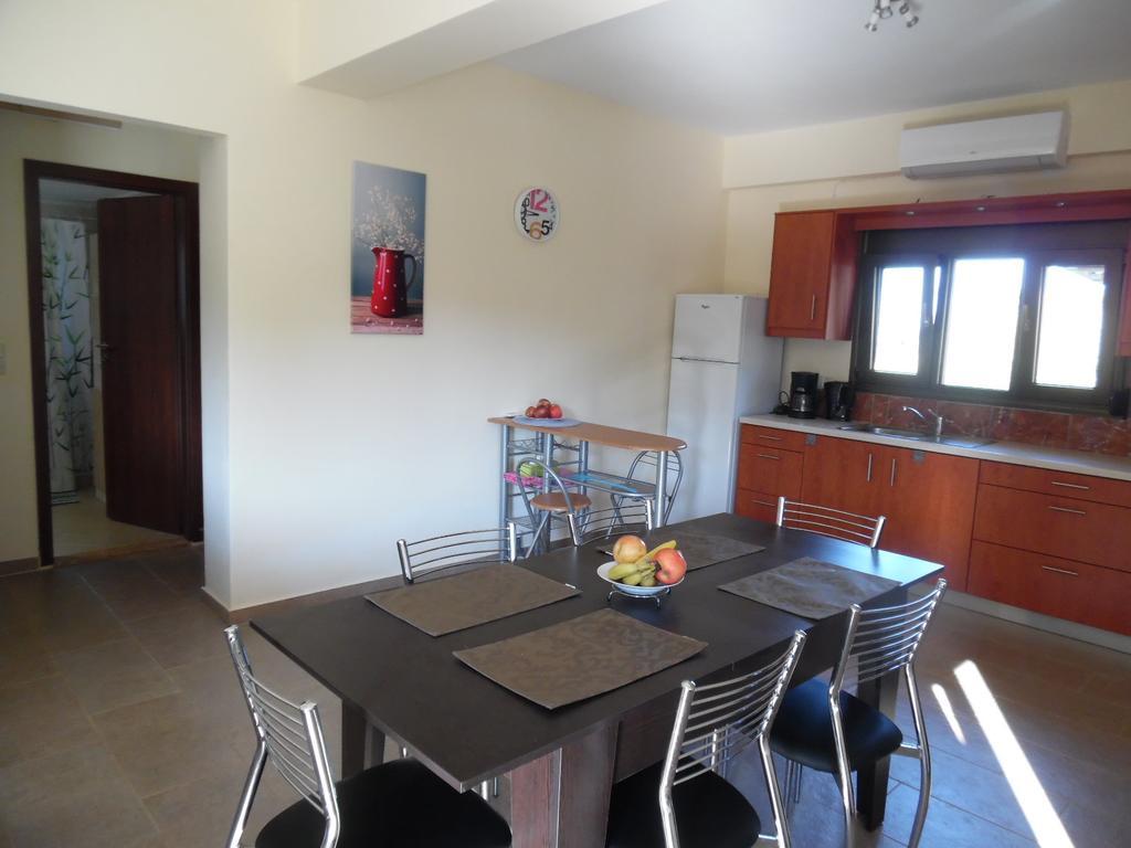 Artemis Appartments Pitsidia Bagian luar foto